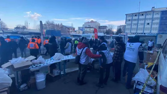 Deprem bölgesinde binlerce kişiye sıcak yemek