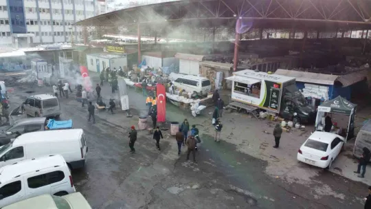 Deprem bölgesinde binlerce kişiye sıcak yemek