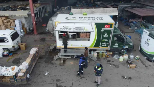 Deprem bölgesinde binlerce kişiye sıcak yemek