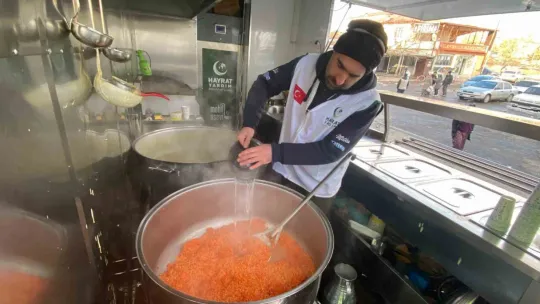 Deprem bölgesinde binlerce kişiye sıcak yemek