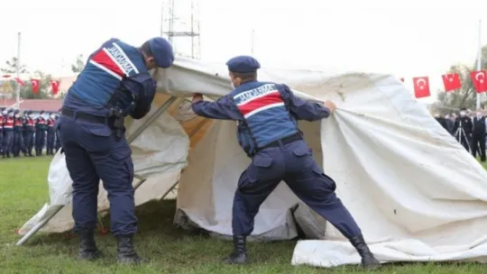 Deprem çadırını 5 dakikada kurdular!