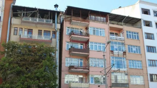 Deprem gerçeğine rağmen Kocaeli'de yamuk binalarda yaşıyorlar