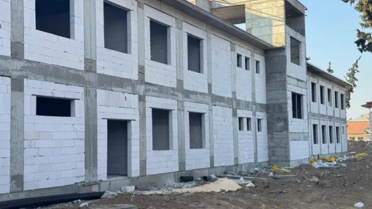 Deprem yaralarının sarıldığı Hatay'da okul binası yükseliyor
