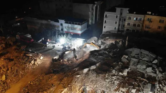 Depremde 120 kişiye mezar olan otelin sahibi ve oğlu hastaneye getirildi