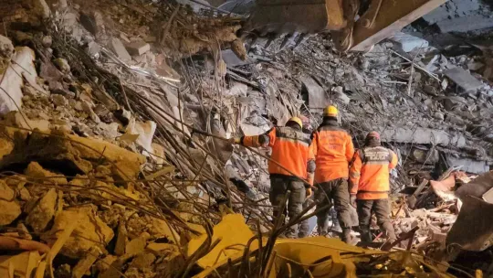 Depremde 120 kişiye mezar olan otelin sahibi ve oğlu hastaneye getirildi