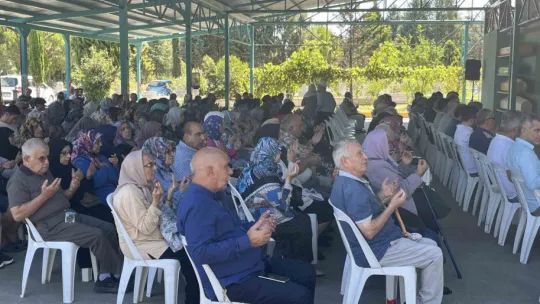 Depremde hayatını kaybedenler için eller semaya açıldı