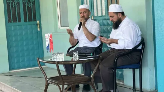 Depremde hayatını kaybedenler için eller semaya açıldı