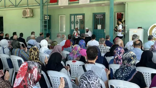 Depremde hayatını kaybedenler için eller semaya açıldı