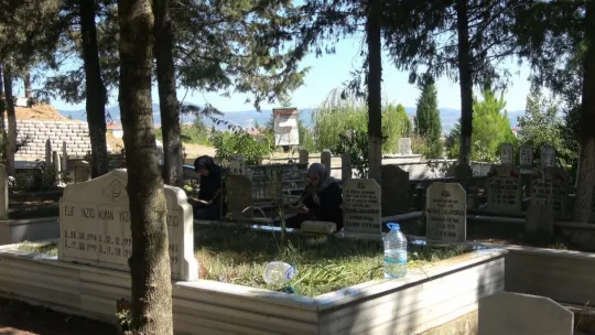 Depremde hayatını kaybedenler için eller semaya açıldı
