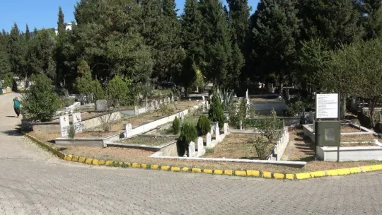 Depremde hayatını kaybedenler için eller semaya açıldı