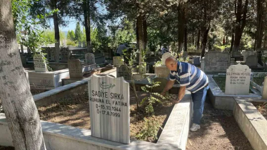 Depremde hayatını kaybedenler için eller semaya açıldı