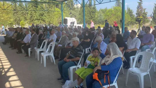 Depremde yaşamını yitirenler için eller semaya açıldı
