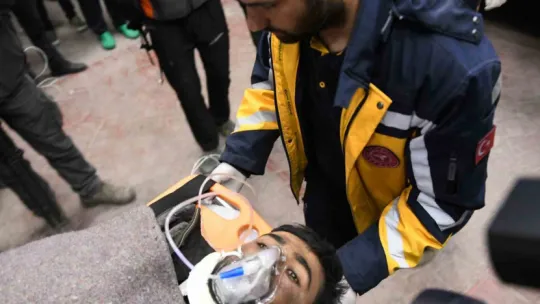 Depremden 261 saat sonra enkazdan ekipleri alkışlayarak çıktı