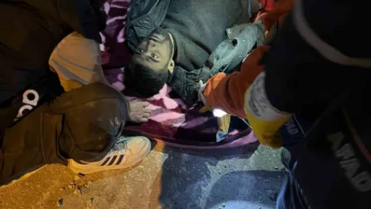 Depremden 261 saat sonra enkazdan ekipleri alkışlayarak çıktı