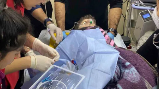 Depremden 261 saat sonra enkazdan ekipleri alkışlayarak çıktı