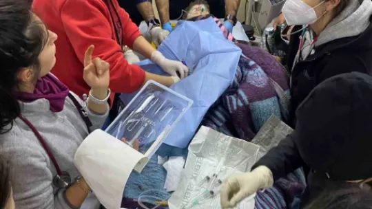 Depremden 261 saat sonra enkazdan ekipleri alkışlayarak çıktı