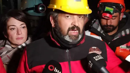 Depremden 261 saat sonra enkazdan ekipleri alkışlayarak çıktı