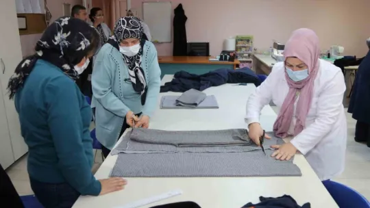 Afetzedeleri ısıtabilmek için aralıksız çalışıyorlar