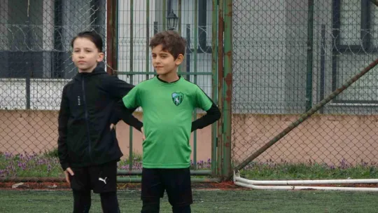 Depremin yaralarını futbolla sarıyorlar