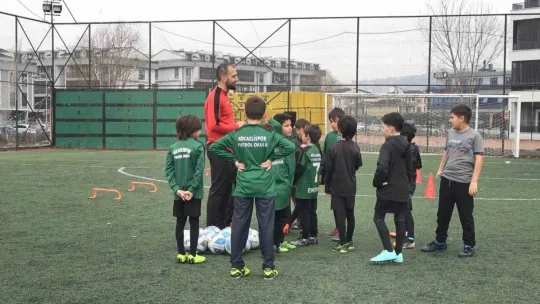 Depremin yaralarını futbolla sarıyorlar