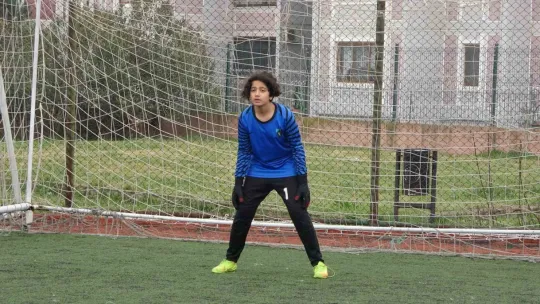 Depremin yaralarını futbolla sarıyorlar