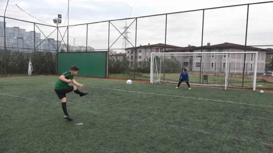 Depremin yaralarını futbolla sarıyorlar