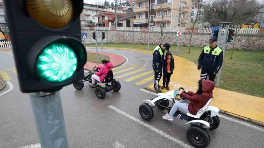Jandarmadan çocuklara trafik eğitimi
