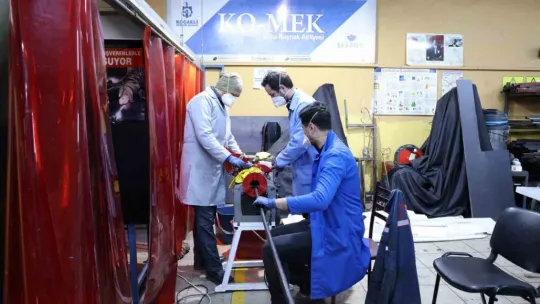 Depremzedeler için el emeği çadır hazırladılar