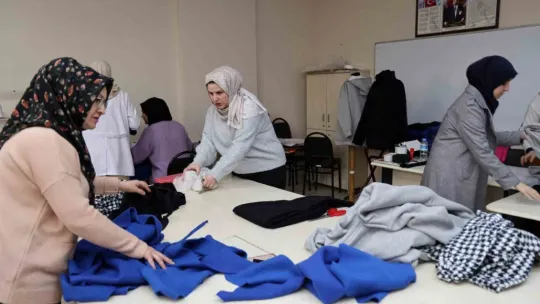 Depremzedeler için elleriyle diktiler