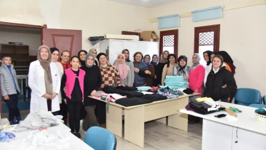 Depremzedelerin üşümemesi için kıyafet dikiyorlar