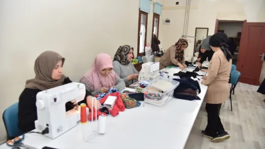 Depremzedelerin üşümemesi için kıyafet dikiyorlar