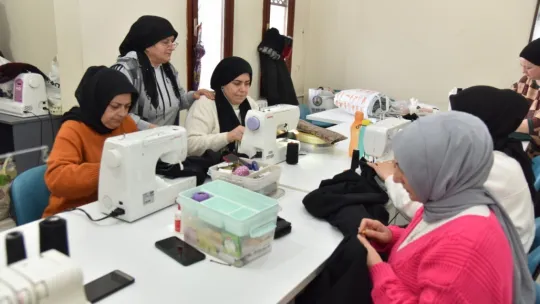 Depremzedelerin üşümemesi için kıyafet dikiyorlar