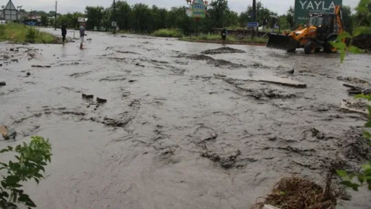 Dere taşınca Sapanca-Kartepe yolu ulaşıma kapandı