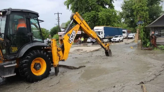 Dere taşınca Sapanca-Kartepe yolu ulaşıma kapandı