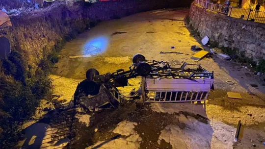 Dere yatağına düşen kamyonet alev aldı