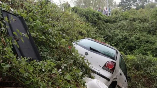 Dere yatağına uçan otomobilin sürücüsü kurtarılamadı!