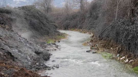 24 saat geçmesine rağmen sudan duman çıkarıyor