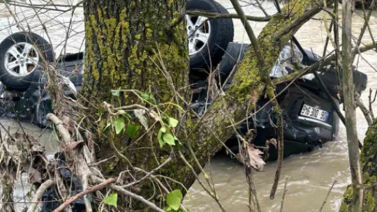 Dereye sürüklenen araç ertesi gün ortaya çıktı