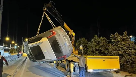 Dereye uçan lüks aracın sürücüsü yaralandı