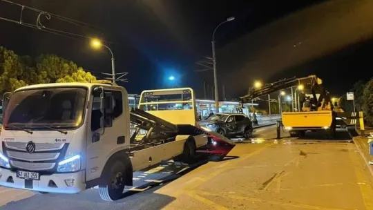 Dereye uçan lüks aracın sürücüsü yaralandı