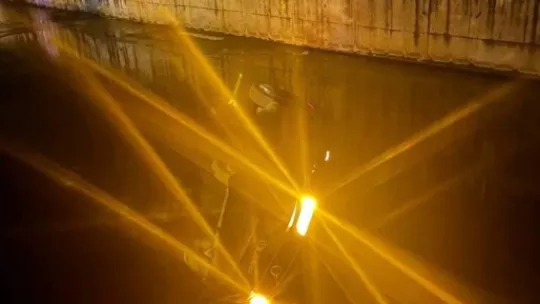 Dereye uçan lüks aracın sürücüsü yaralandı