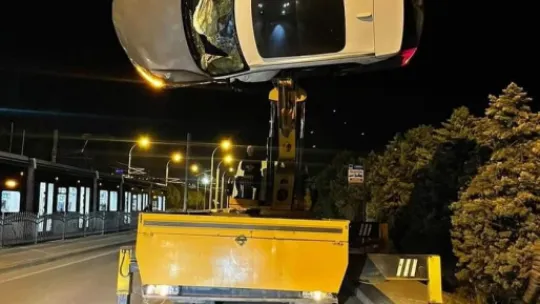 Dereye uçan lüks aracın sürücüsü yaralandı