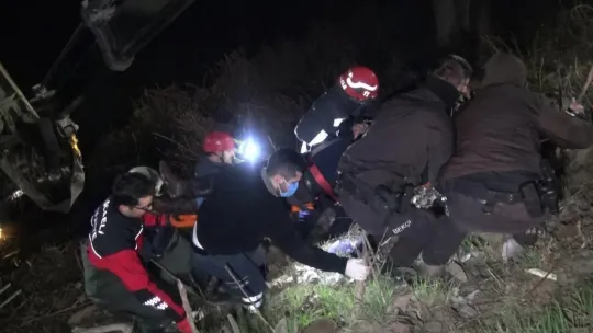 Suyun ortasında dakikalarca kurtarılmayı bekledi