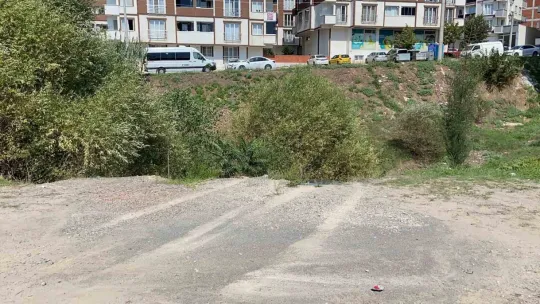 Dereye uçan otomobilden burnu bile kanamadan çıktı