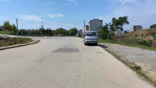 Dereye uçan otomobilden burnu bile kanamadan çıktı
