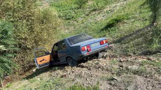 Dereye uçan otomobilden burnu bile kanamadan çıktı