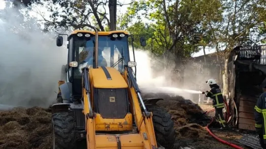 Derince'de 300 balya saman küle döndü