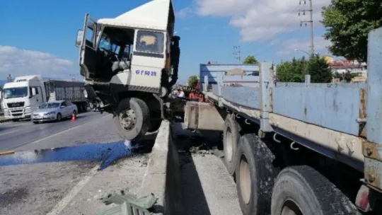 Derince'de bir TIR beton bariyerlere saplandı!