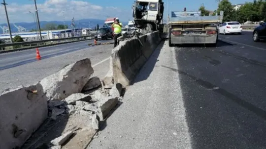 Derince'de bir TIR beton bariyerlere saplandı!