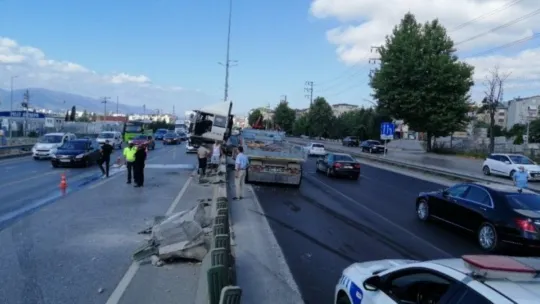 Derince'de bir TIR beton bariyerlere saplandı!